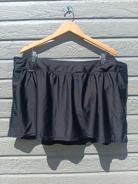 ZeroXposur Black Performance Skort with Silver Logo Plate